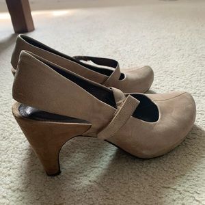 Tsubo comfy heels. 9.5. Beige. Some wear, but great condition.